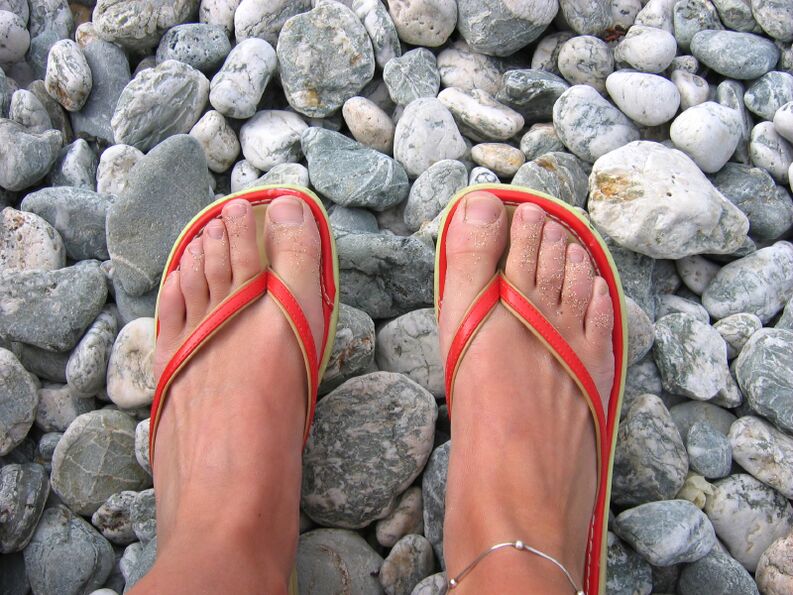ходене с обувки по плажа, за да предотвратите гъбички