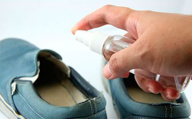 По време на лечението на гъбичките е необходимо обувките да се третират със специален разтвор. 