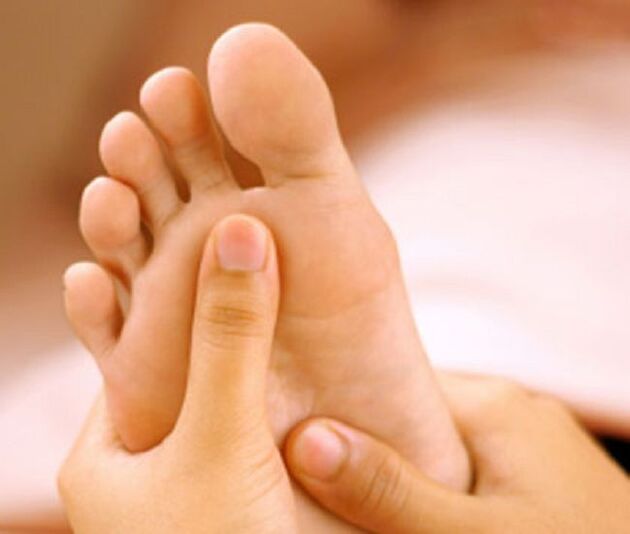 Гъбичната инфекция се проявява предимно като лющене на кожата на краката и сърбеж. 