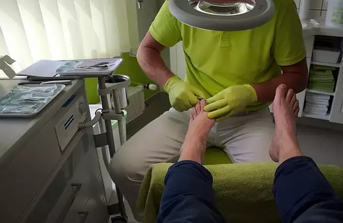 процедура за грижа за ноктите на краката
